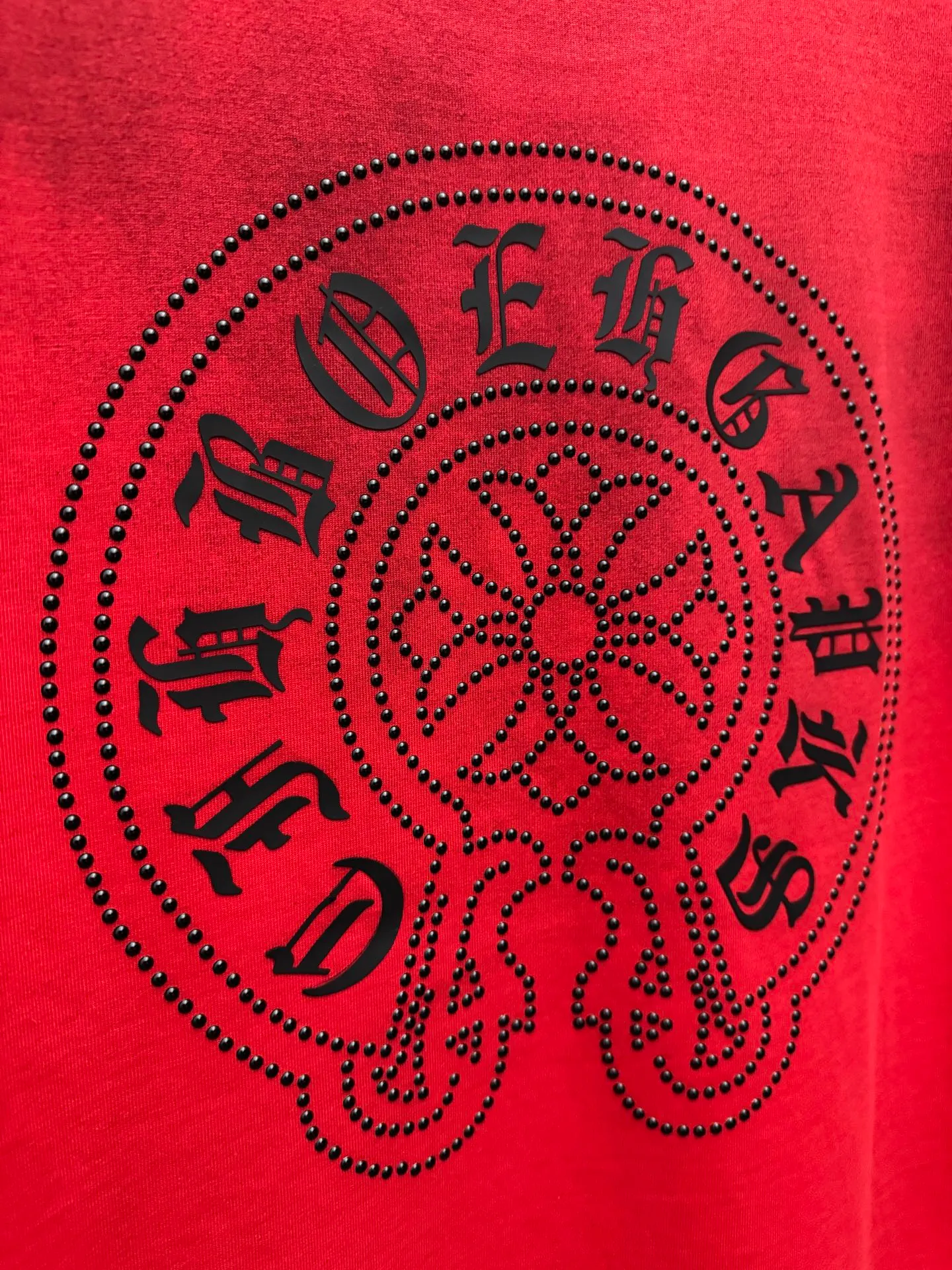 P210 top version, real shot without P, ​​different from market currency) 𝗖𝗵𝗿𝗼𝗺𝗲 𝗛𝗲𝗮𝗿𝘁𝘀/Croxin 2026 Spring New Original Single Counter American Washed Ding Lettering Film Embroidered Couple Short Sleeves 👑The highest version! Customized fabric 320 grams, washed and fried, spray horse slip craft, best-selling model at the counter, very comfortable to wear. Accessories: original molded and authenticated collar label ➕ 100% silk wash label. Genuine purchase-grade original hangtag➕matching hanging rope➕3D hanging beads➕original packaging bag. Craftsmanship: The original version has consistent wiring! The highest version of the armhole matching technique! Color: Red Black Size: M L XL 2XL Style No.: 2062